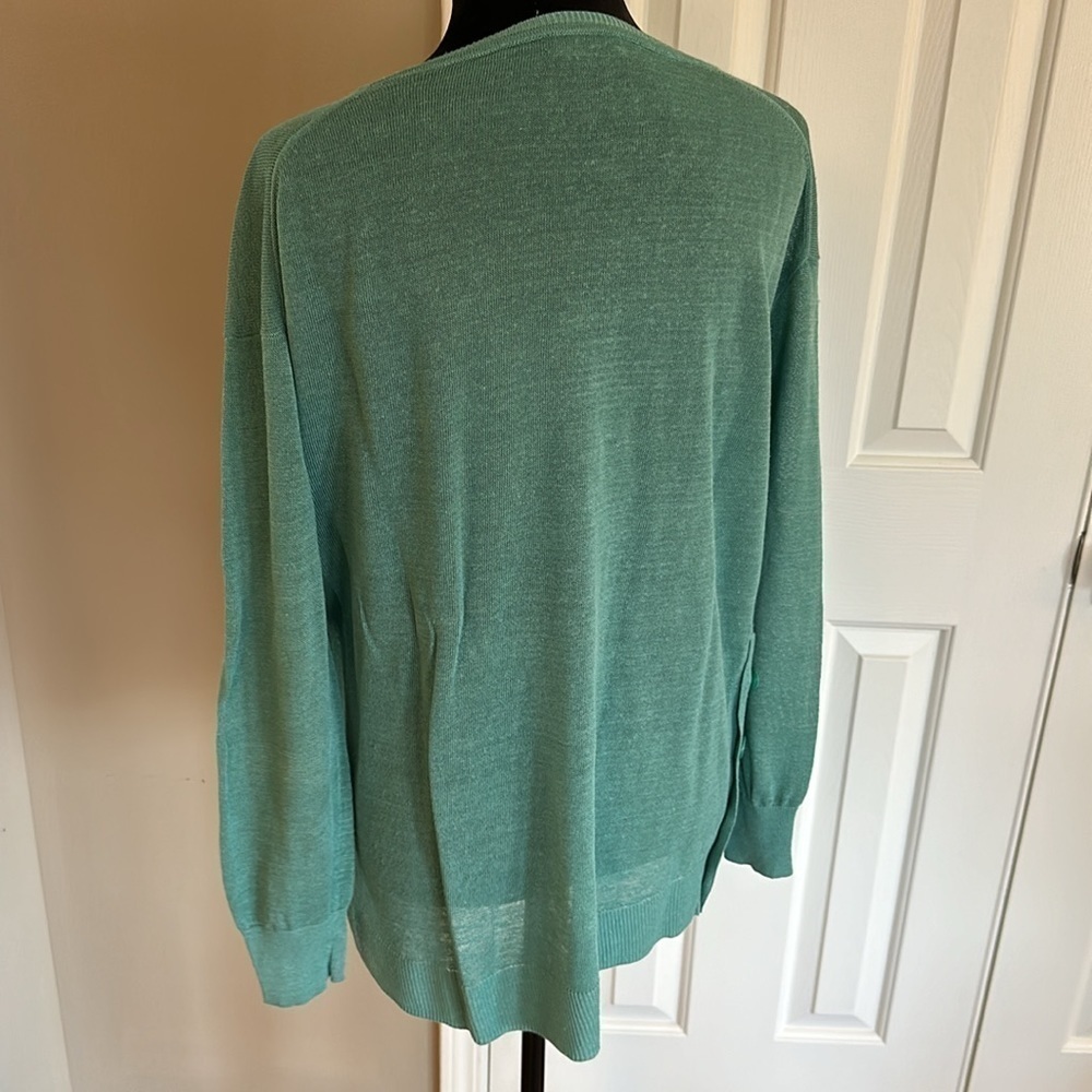 J crew linen v neck sweater. Teal green. Size medium. Button side trim - Picture 4 of 8